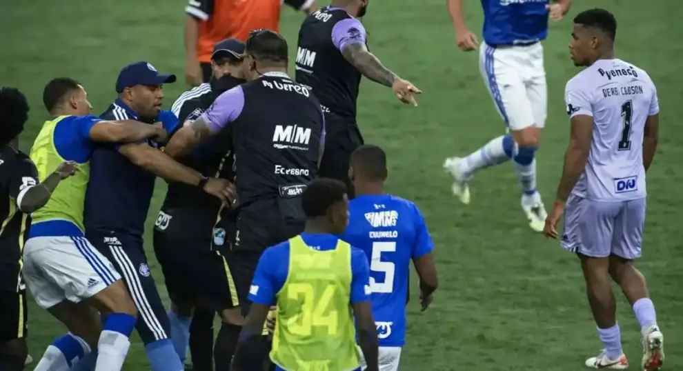 Batalla capal en pleno partido en Brasil