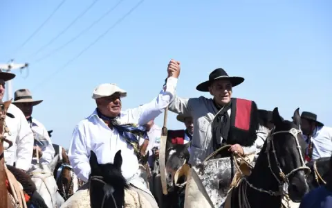 El presidente de la AFA, Claudio Chiqui Tapia, junto al Chaqueño Palavecino, en la cabalgata de la fe en su provincia natal, San Juan 