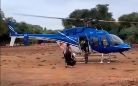 El helicóptero de Emergencias a punto de trasladar a la directora mordida