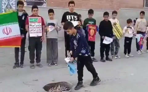 Un niño israelí depositando en un brasero la camiseta argentina con el nombre de Messi
