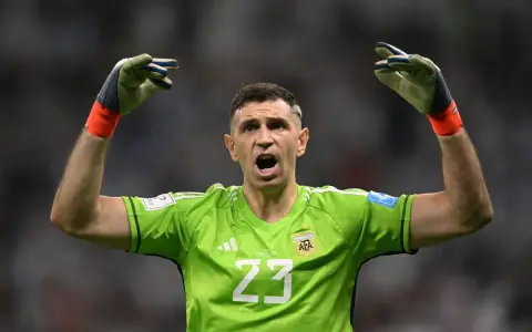 Emiliano Martínez podría enfrentar graves consecuencias en Inglaterra por su vínculo con el mundo de las apuestas en el deporte.