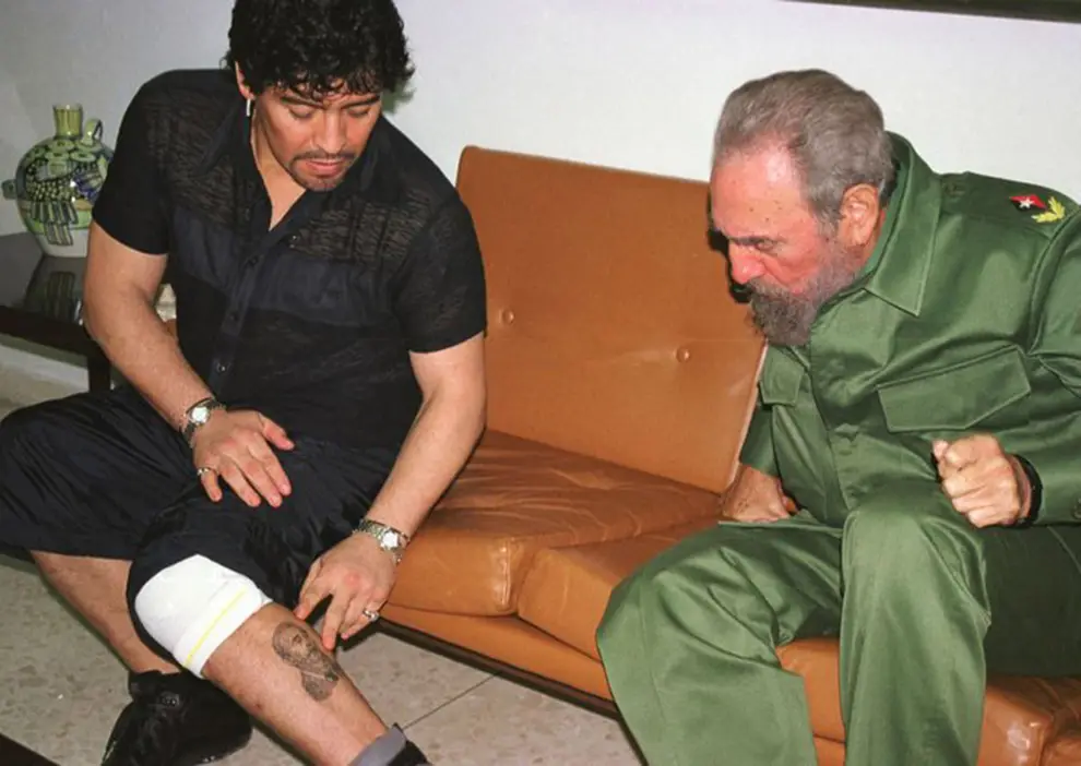 Maradona mostrándole a Fidel Castro el tatuaje que se hizo, de su rostro, en la zurda.