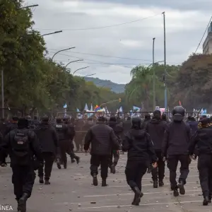 Tensión en Jujuy: Protesta policial escala con incidentes frente a la Casa de Gobierno y se esperan más manifestantes para hoy
