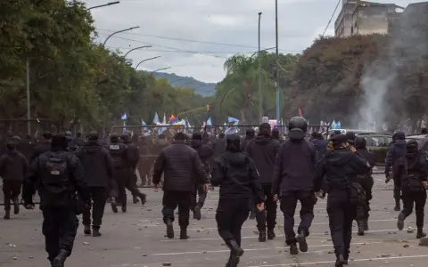 Protesta Policial en Jujuy - enfrentados entre fuerzas