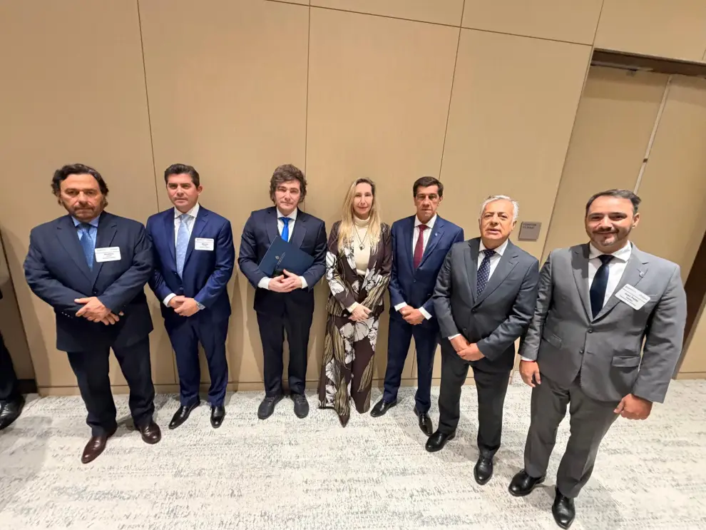Javier Milei junto a Gustavo Sáenz Karina Milei, Marcelo Orrego, Carlos Sadir, Alfredo Cornejo y Juan Pablo Valdés.