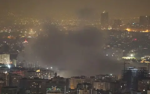 El humo se eleva sobre Teherán, en Irán, después de los ataques aéreos en junio de 2025