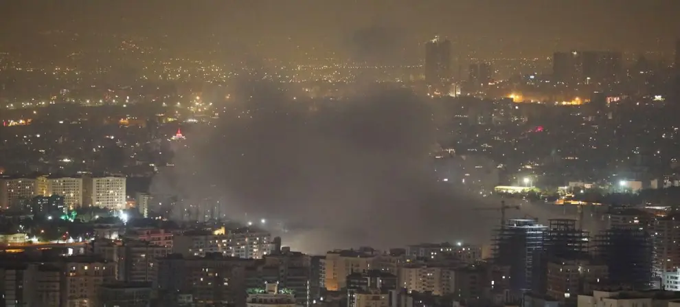El humo se eleva sobre Teherán, en Irán, después de los ataques aéreos en junio de 2025