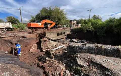 Operarios trabajando en el canal desbordado de Los Plátanos y Santa Rosa