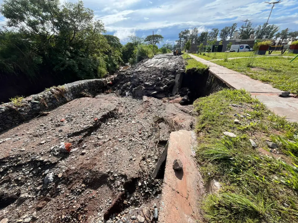 Uno de los socavones que se crearon por el temporal en Metán
