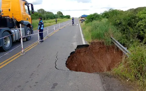 El socavón que se formó sobre la ruta 16, cerca de la localidad anteña de Ceibalito.