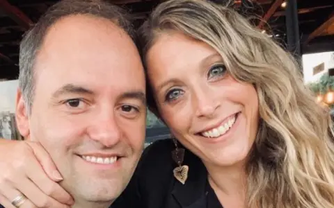 Manuel Adorni y su esposa.