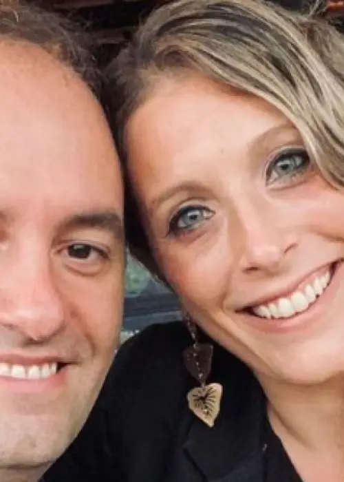 Manuel Adorni y su esposa.