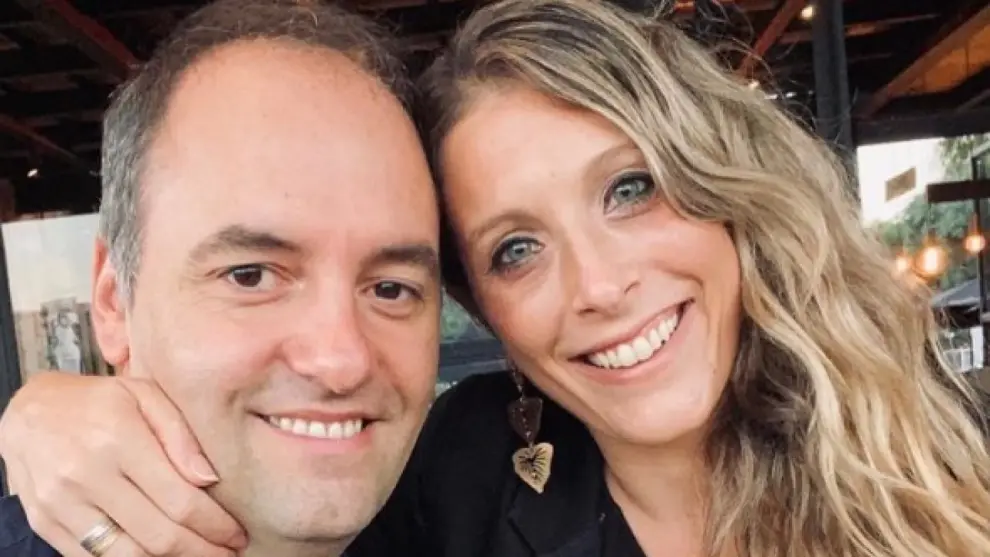 Manuel Adorni y su esposa.