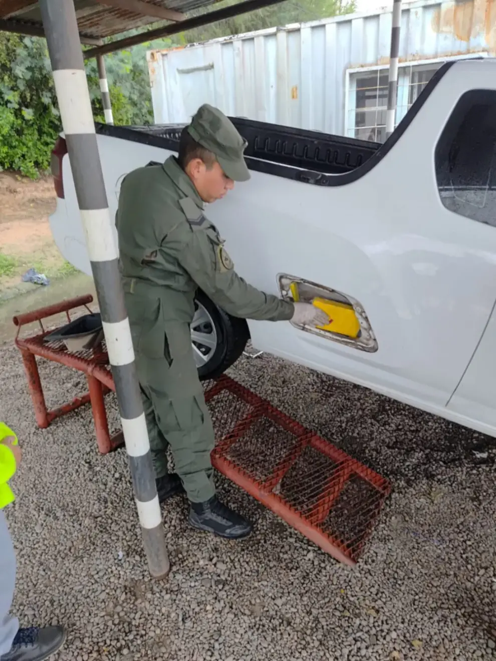 En los laterales de la camionetra también había ladrillos de droga