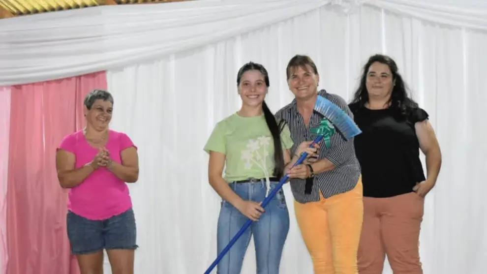 Mujeres reciben su "premio" en los festejos por el Día de la Mujer