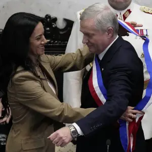 Con banda polémica pero en un clima de paz, asumió José Antonio Kast en Chile frente a los hermanos Milei y otros líderes