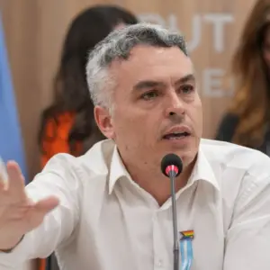 Por el viaje de Adorni junto a su esposa a Estados Unidos, consideran que el jefe de Gabinete "confesó varios delitos"