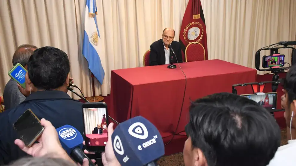 Baccaro habla con periodistas, tras su asunción