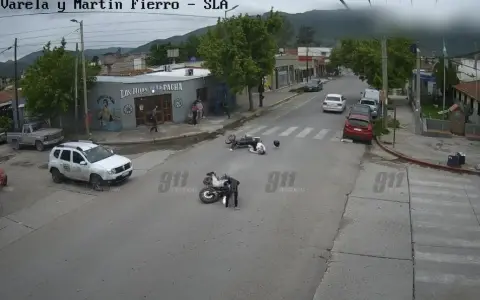 Captura del momento del choque entre los motociclistas.