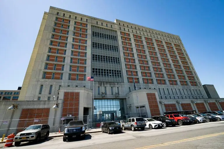 Vehículos estacionados frente al Centro de Detención Metropolitano de Brooklyn