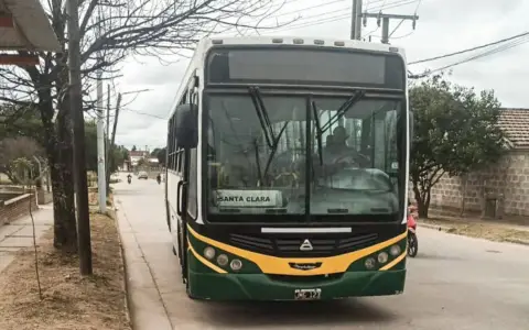 Los altos costos y la baja cantidad de pasajeros truncaron el regreso del servicio en el sur provincial.