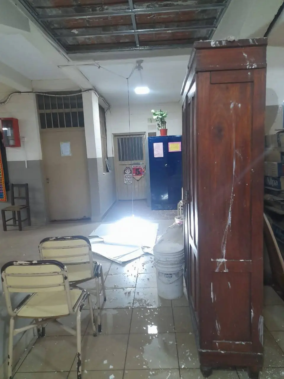 Se desplomó el techo de escuela en el Inter