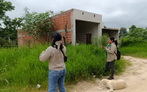 Empleados municipales de Salvador Mazza recorriendo barrios en la campaña de limpieza
