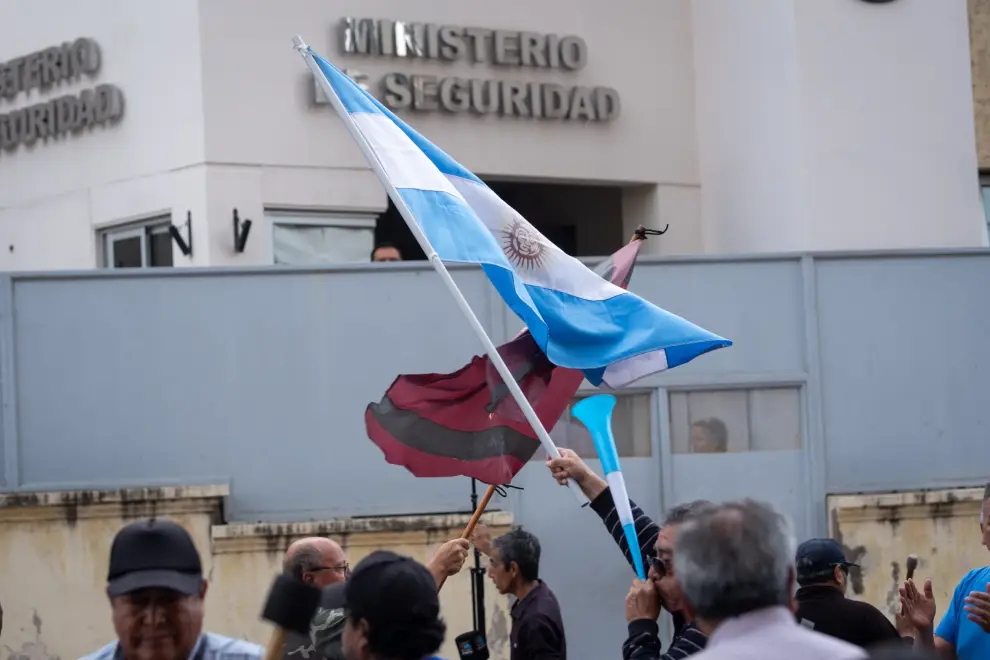 Protesta de ex policias en el ministerio de seguridad