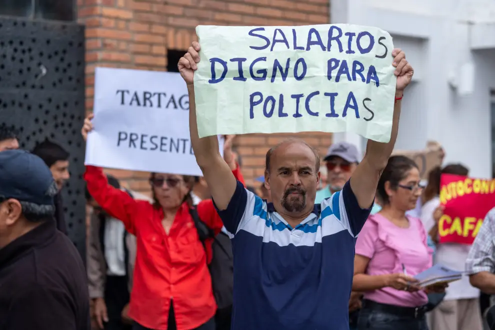 Protesta de ex policias en el ministerio de seguridad