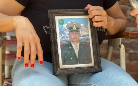 La madre de Mauro Ponte muestra la foto de su hijo mientras relata lo sucedido