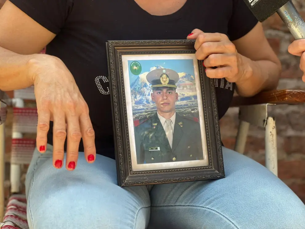 La madre de Mauro Ponte muestra la foto de su hijo mientras relata lo sucedido