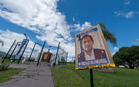 La placa de Vicente Cordeyro, el ex jefe de Investigaciones de Salta.