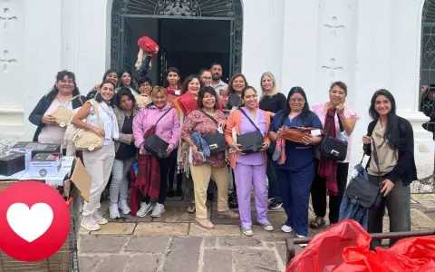Foto grupal en el colegio Nacional, mostrando los obsequios recibidos y a la vista están las tiras y etiquetas con el nombre de Sáenz