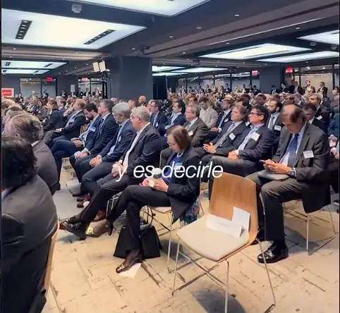 El abrazo se dio delante de un gran público.