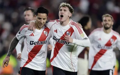 Sebastián Driuss, junto Facundo Colidio, que tampoco estará en el debut de Coudet en el Monumental por su expulsión ante Huracán.