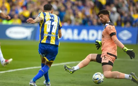 Ángel Di María (de espaldas), la estelar carta de fútbol de Rosario Central.