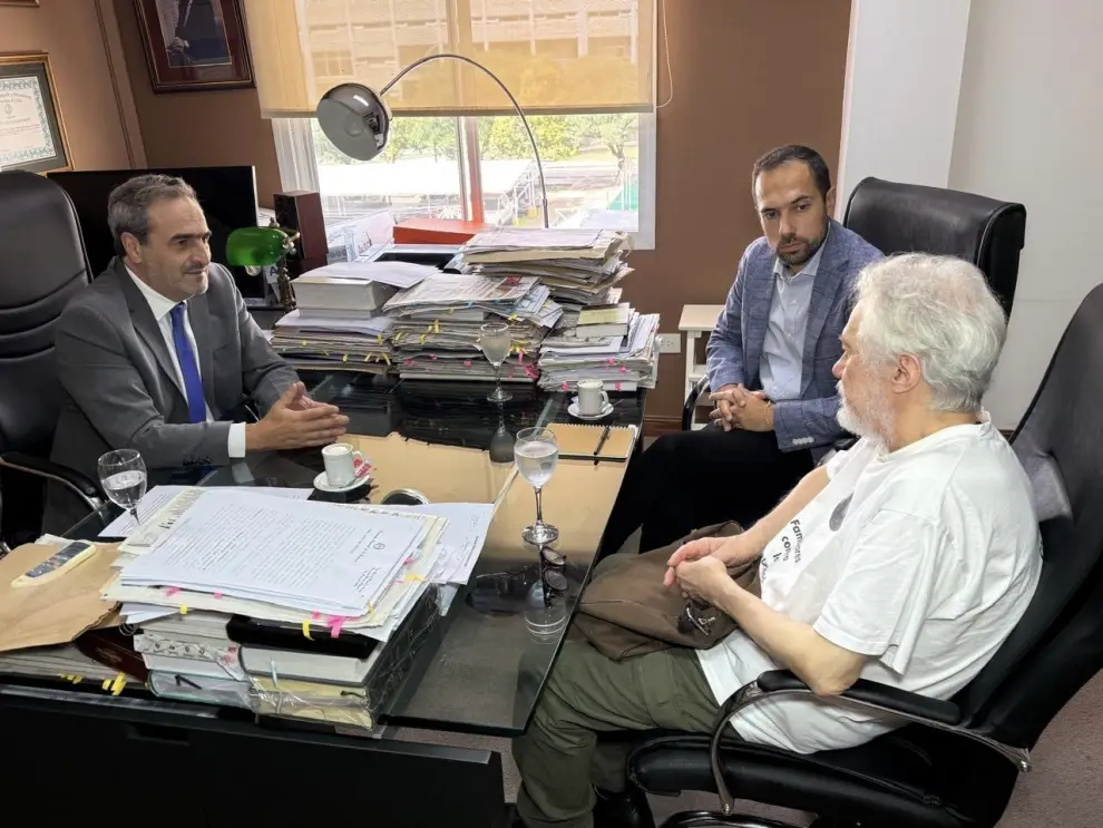 Jean Bouvier junto al procurador García Castiella y representante de la Embajada de Francia.