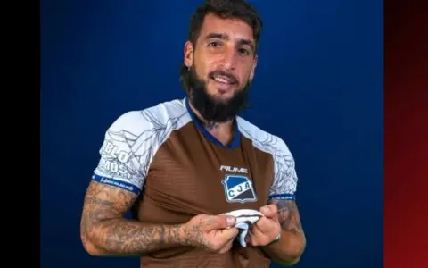 Matías Vicedo luce la nueva camiseta alternativa de Juventud Antoniana.