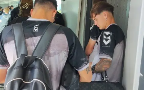 Futbolistas de Central Norte, antes de embarcar desde el Aeropuerto Martín Miguel de Güemes rumbo a Buenos Aires.