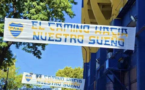 Los afiches que colgaron los dirigentes de Boca afuera de la Bombonera anunciando la supuesta ampliación del estadio.