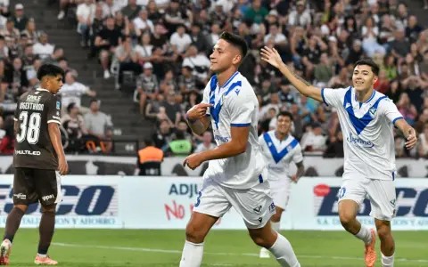 Florian Monzón celebra el primer gol del fortín ante Platense.
