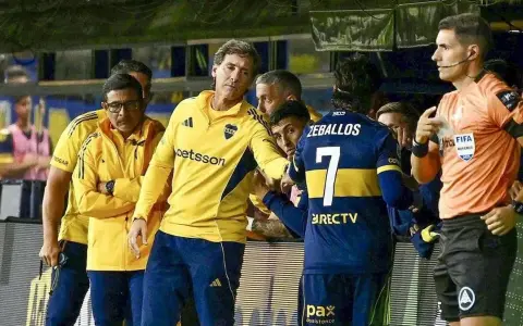El DT de Boca Claudio Úbeda, durante aquel recordado y polémico cambio de Zeballos ante Racing en La Bombonera.
