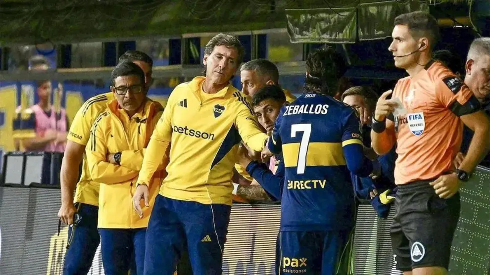 El DT de Boca Claudio Úbeda, durante aquel recordado y polémico cambio de Zeballos ante Racing en La Bombonera.