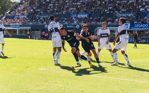 José Florentín sale disparado a celebrar el segundo gol de Independiente Rivadavia, el del 2-2 parcial ante el lobo en La Plata.