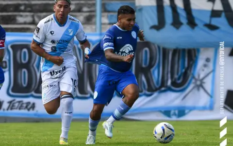 Luciano Nieto, de Temperley, toma de la camiseta a Fabricio "Poyo" Rojas, de Gimnasia.