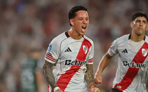 Sebastián Driussi grita con alma y vida el primer gol del millonario ante Sarmiento.