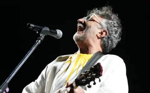 Fito Páez en pleno concierto ante una multitud en Rosario.