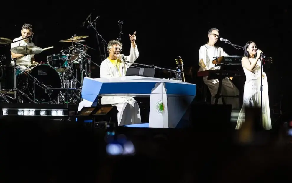 El concierto masivo de Fito Páez en Rosario marcó el reencuentro histórico del músico con su ciudad natal.