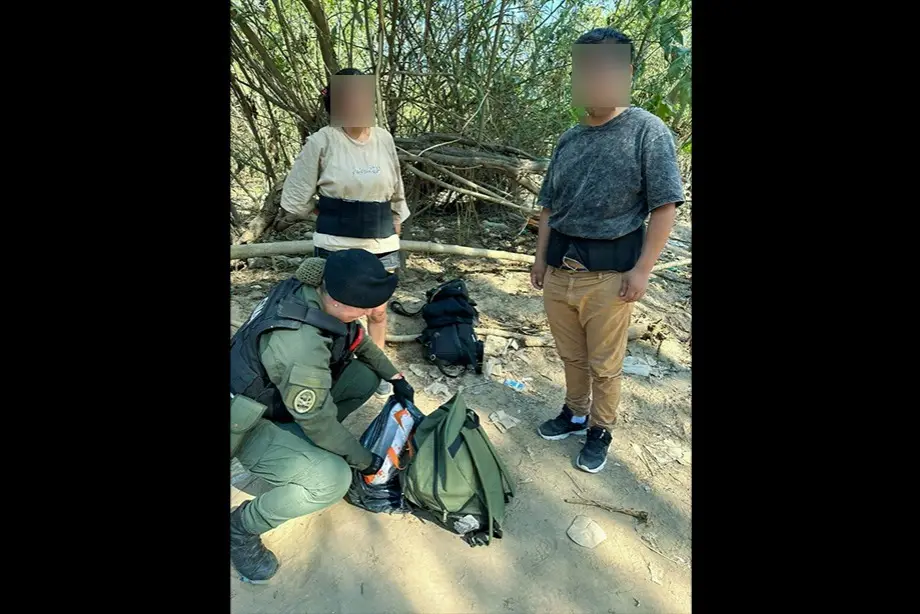 Pareja fue interceptada con mas de 240 mil dólares.