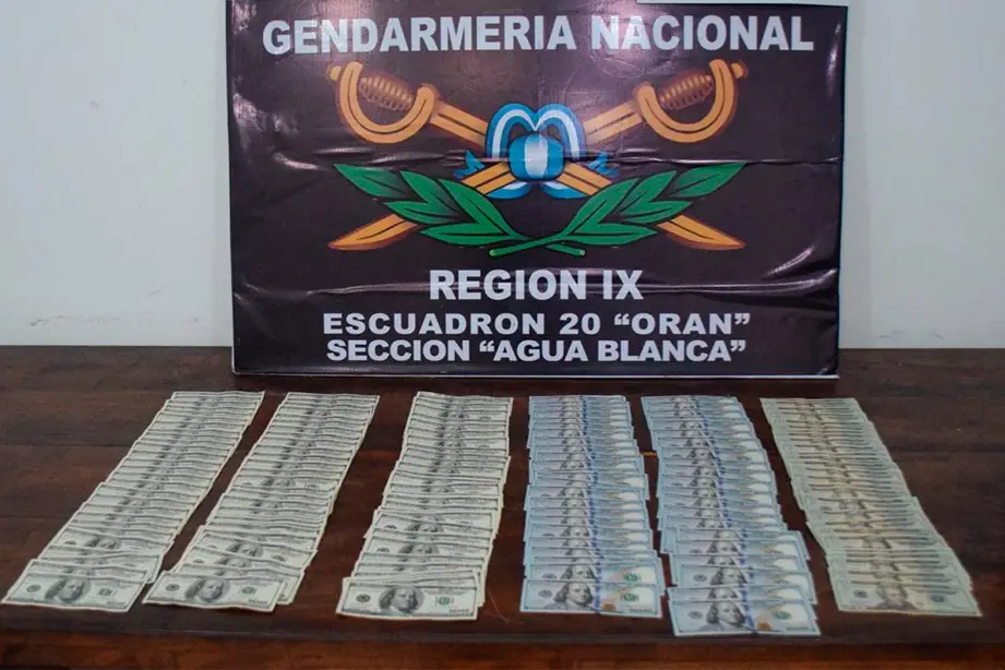 Más de 240 mil dólares fueron secuetrados por Gendarmería.